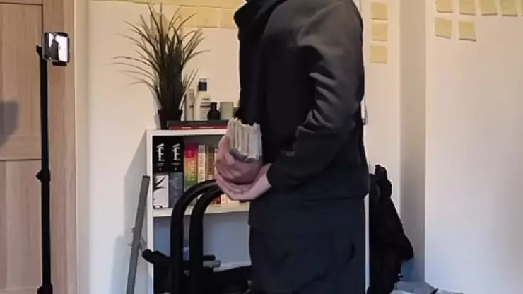 Video: Joven de 17 años se vuelve viral tras pagar todas las deudas de su madre