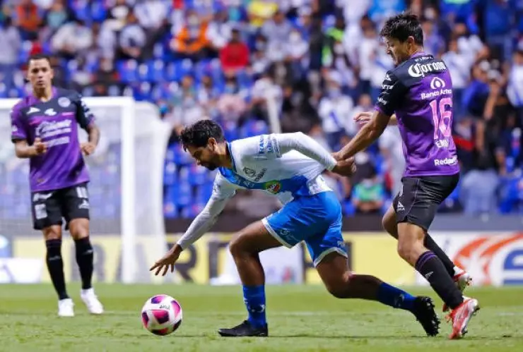 diego-de-buen-of-puebla-fights-for-the-ball-with-alfonso-sanchez-of-picture-id1347587015