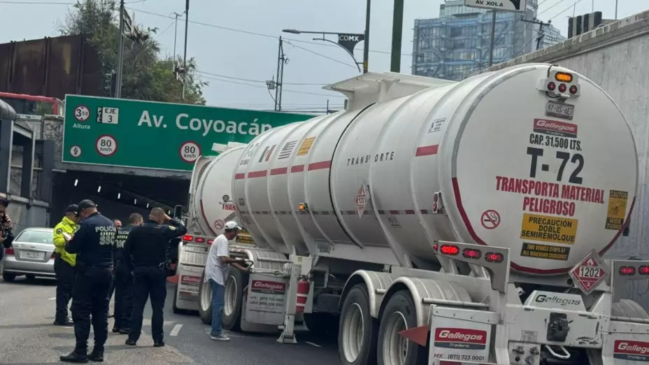 ¿Fuga en riesgo Pipa con diésel queda atorada bajo puente en Viaducto, CDMX.jpg