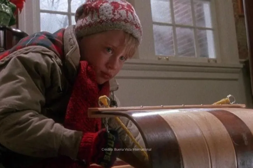 La casa McCallister está ambientada en Navidad, llena de luces y un árbol de navidad. Durante la estadía los huéspedes pueden disfrutar de: