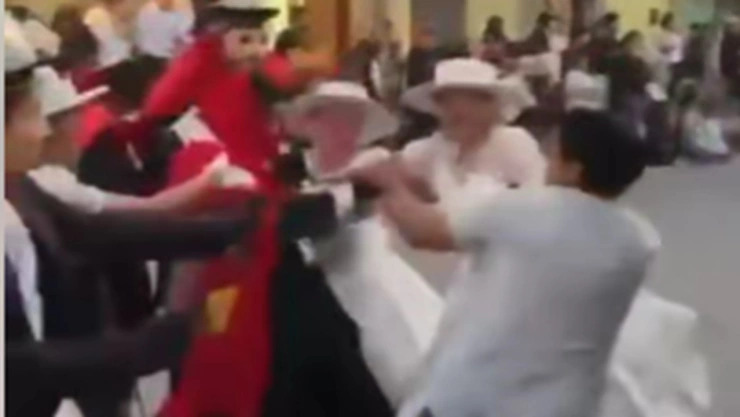 Captan brutal pelea en pleno Carnaval de Tlaxcala 2026