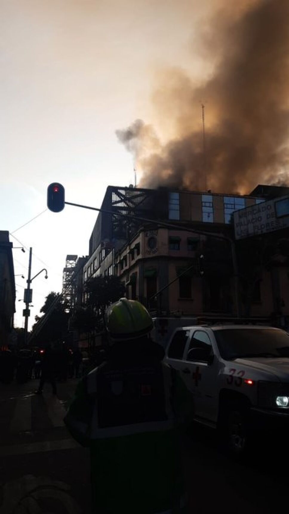El incendio dejó 30 personas atrapadas y un muerto.