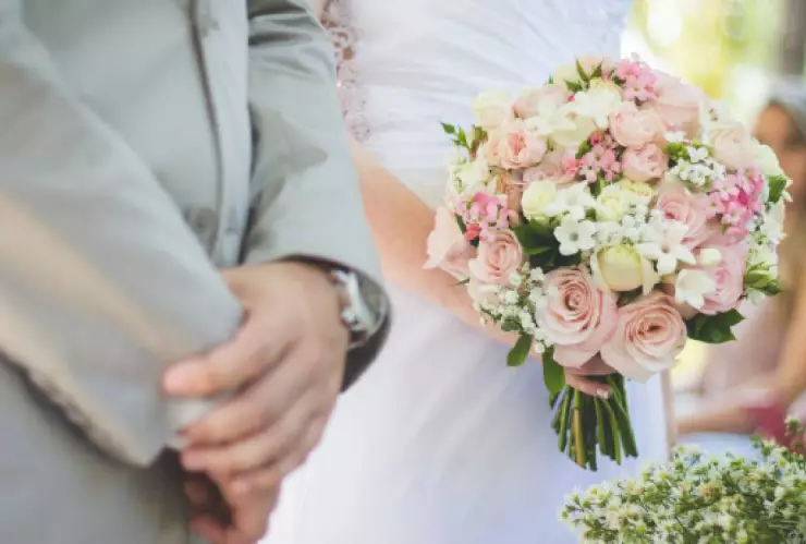 Encuentra a su prometido teniendo intimidad con su mamá poco antes de la boda