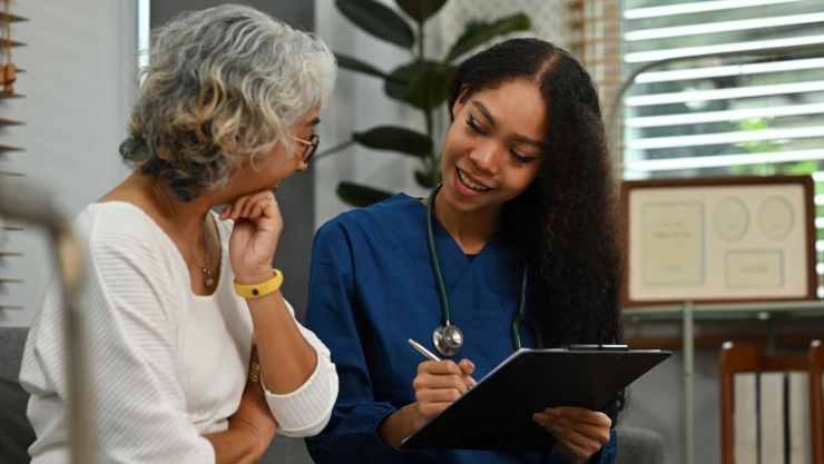 Una doctora con una mujer adulta en una clínica.