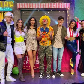 Una noche de risas y golpes en La Resolana