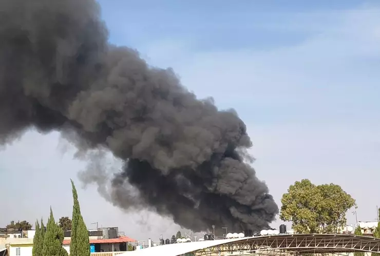 FOTOS: Desalojan a 300 personas tras colapso de estructura provocado por el incendio de una bodega