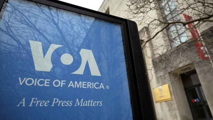 Trump enfrenta revés legal: juez exige reactivación de la Voz de América
