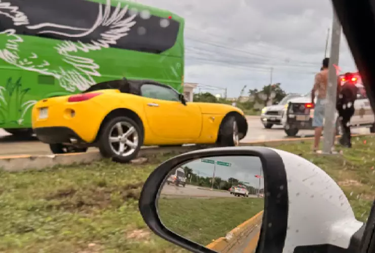 ¡Accidente en Boulevard Colosio genera tráfico lento! Auto de lujo pierde el control