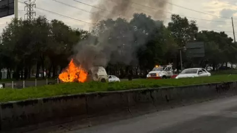 Se incendia camioneta de valores sobre Avenida Insurgentes