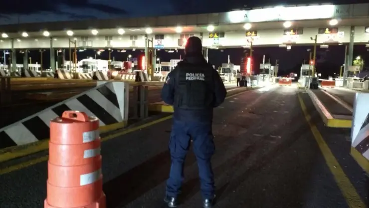 Federales toman autopista