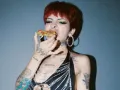 Cazzu comiendo.jpg