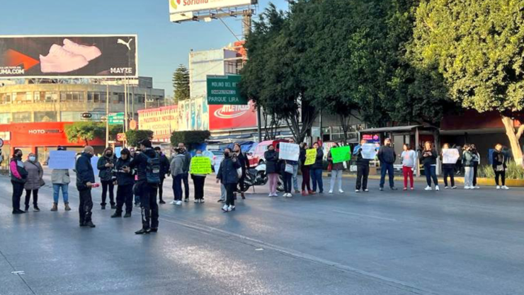 Un grupo de padres de familia de una escuela secundaria mantuvo un bloqueo en Circuito Interior.