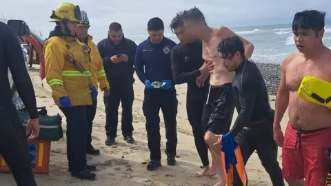 Rescatan a migrante en Playas de Tijuana