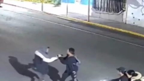 asalto frustrado víctima desarma al ladrón