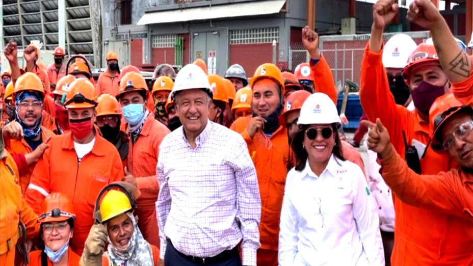 AMLO, gira por refinerías.