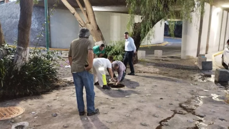 Murió una persona luego de caer en una coladera, en frente de CU, mientras trabajaba en ella
