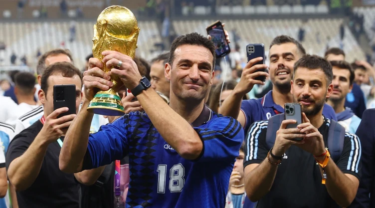 Lionel Scaloni con la Copa del Mundo