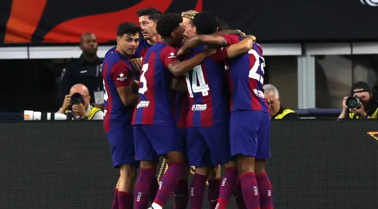 Barcelona festeja gol ante el Real Madrid