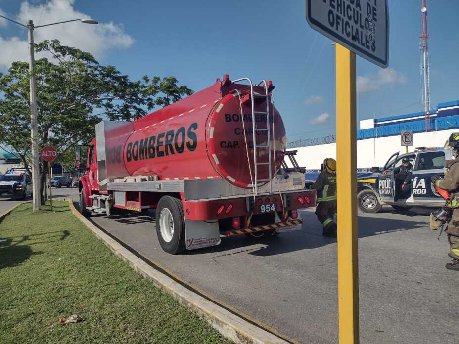 Se incendia patrulla en la Avenida Xcaret de Benito Juárez
