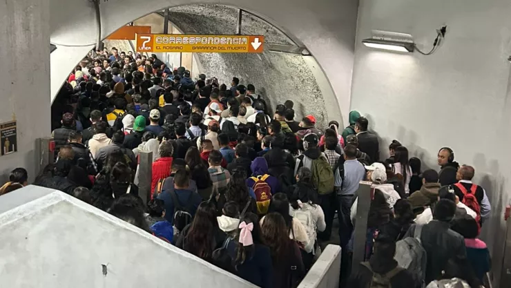 Estación del Metro CDMX con aglomeraciones