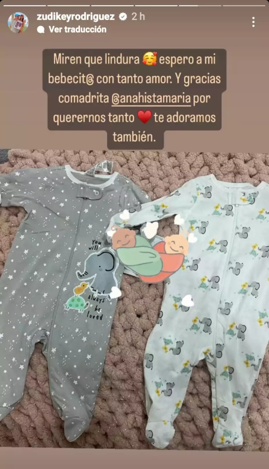 Zudy y Pato reciben el primer regalo para su bebé.