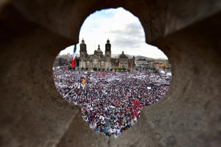 El Zócalo lleno previo al Informe de Gobierno 2021 de AMLO