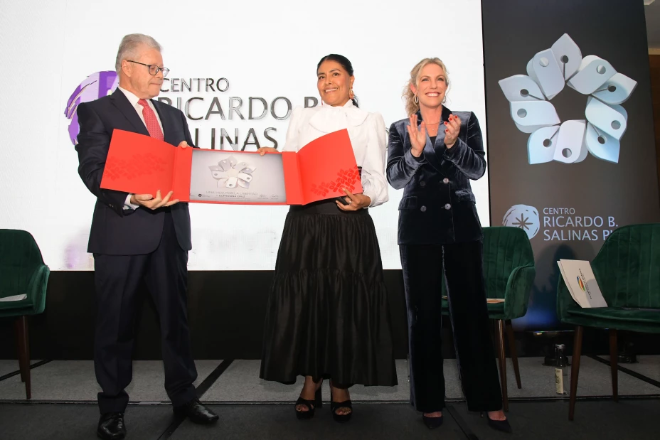 Sergio Sarmiento, Eufrosina Cruz y Ninfa Salinas Sada PREMIACION ENSAYO CAMINOS DE LA LIBERTAD-Prensa y Difusión Grupo Salinas .jpg