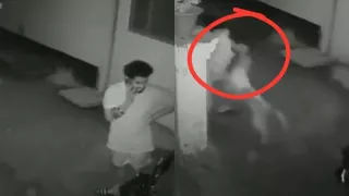 VIDEO VIRAL: Hombre es mordido en la barbilla por un perro frente a su domicilio en la India
