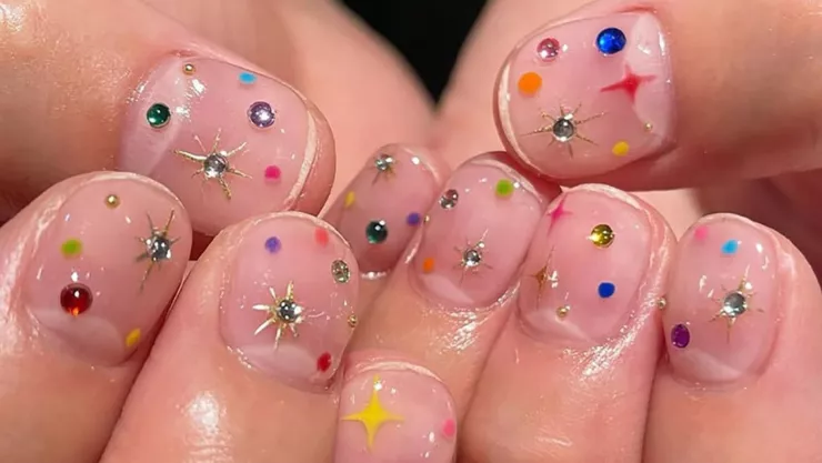 Los mejores diseños de gem nails que se ven increíbles en uñas cortas