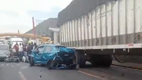 Trailer embiste a vehículos en la México-Puebla