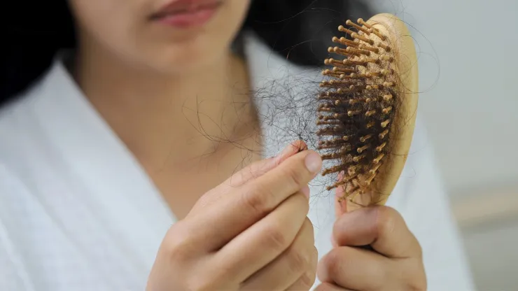 Acostarse con el pelo mojado debilita la fibra capilar, aumentando la rotura y las puntas abiertas.