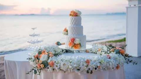 49 ideas de pastel de bodas que puedes tomar como inspiración: desde sencillos hasta muy elaborados.