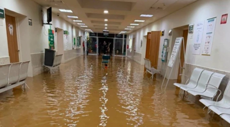 ¡Caos-en-Hospital-IMSS_-Intensas-lluvias-provocan-severas-inundaciones-y-movilizan-a-cuerpos-de-emer.webp