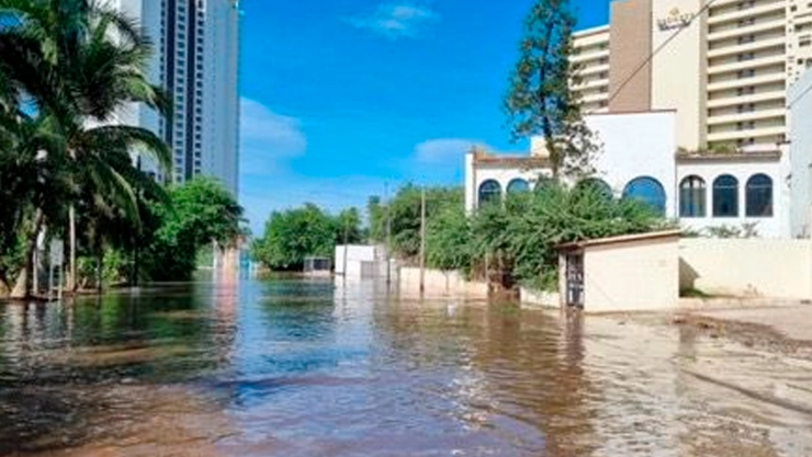 Huracán Priscilla provoca inundaciones, cierre de puertos y suspensión de clases en México