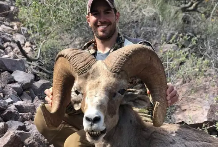 ¡Crueldad! Estadounidense comparte fotografía con borrego cimarrón muerto y cazado en Baja California