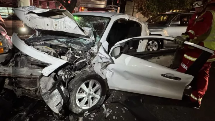 Jóvenes quedan prensados en Zapopan tras fuerte choque en Avenida Vallarta