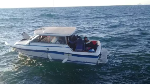 Embarcación a la deriva en Isla Coronado; salvan a pasajeros