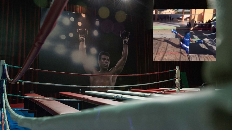 Ring de boxeo con mural de Muhammad Ali de fondo