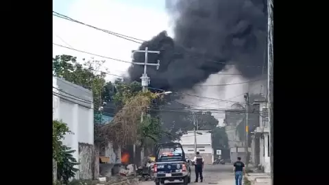 Se registra incendio cerca del antiguo hospital general en Cancún hoy 17 de mayo de 2024.jpg