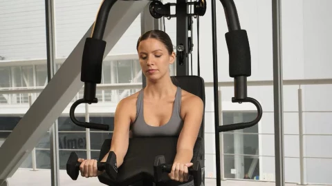 Una mujer usando la estación de gimnasio que remata Liverpool