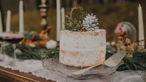 49 ideas de pastel de bodas que puedes tomar como inspiración: desde sencillos hasta muy elaborados.