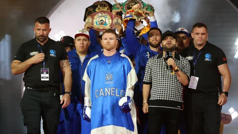 Canelo Álvarez vence a William Scull por decisión unánime.