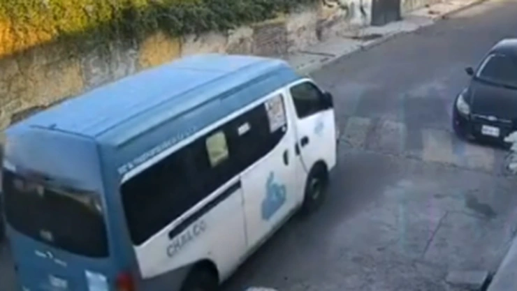 Conductor es arrollado por una combi un costado de la autopista México-Puebla