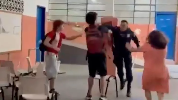 Captan VIDEO de un policía agrediendo a dos estudiantes dentro de un colegio