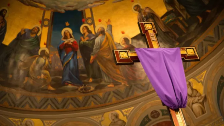 santos y crucifijos tapados durante la Semana Santa