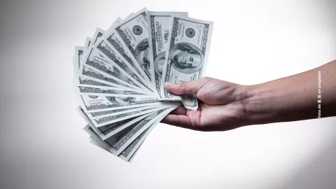 ¿Qué color de vela usar para atraer el dinero?