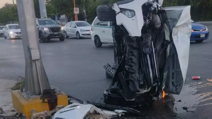 Domingo accidentado_ Conductor sufre volcadura en la avenida Kabah.jpg