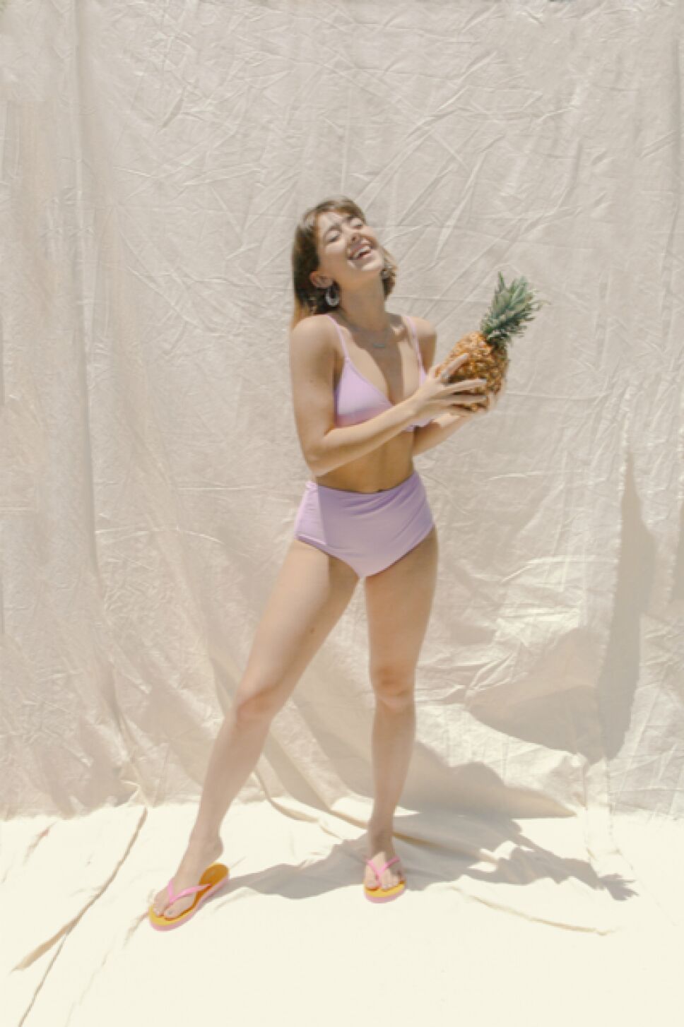 chica top con piña