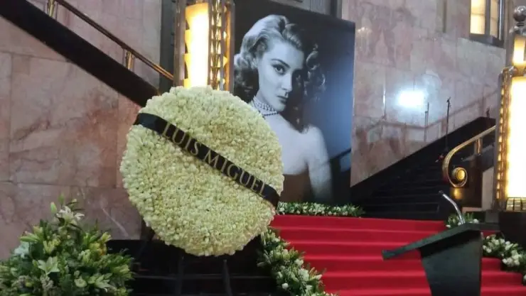 Luis Miguel se hace presente en homenaje a Silvia Pinal en Bellas Artes