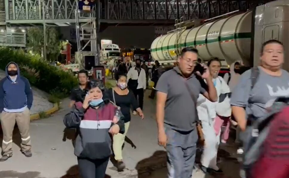 Mexico-Pachuca highway blocking gaseros.jpg